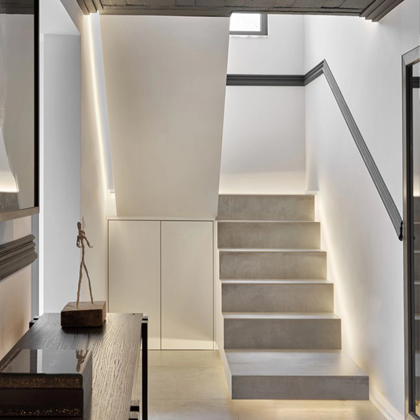 NOMASTYL® NMC 2m Ceiling Coving on plain wall near the staircase Decormania UK